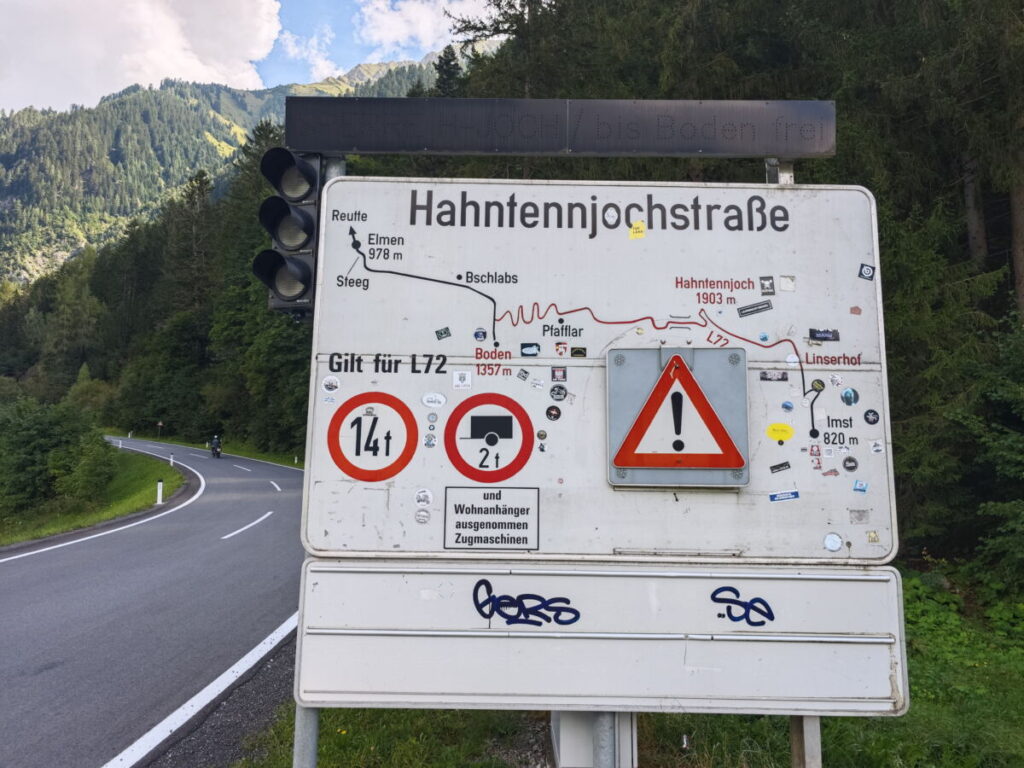 Diese Hahntennjoch Karte steht an der Auffahrt bei Elmen