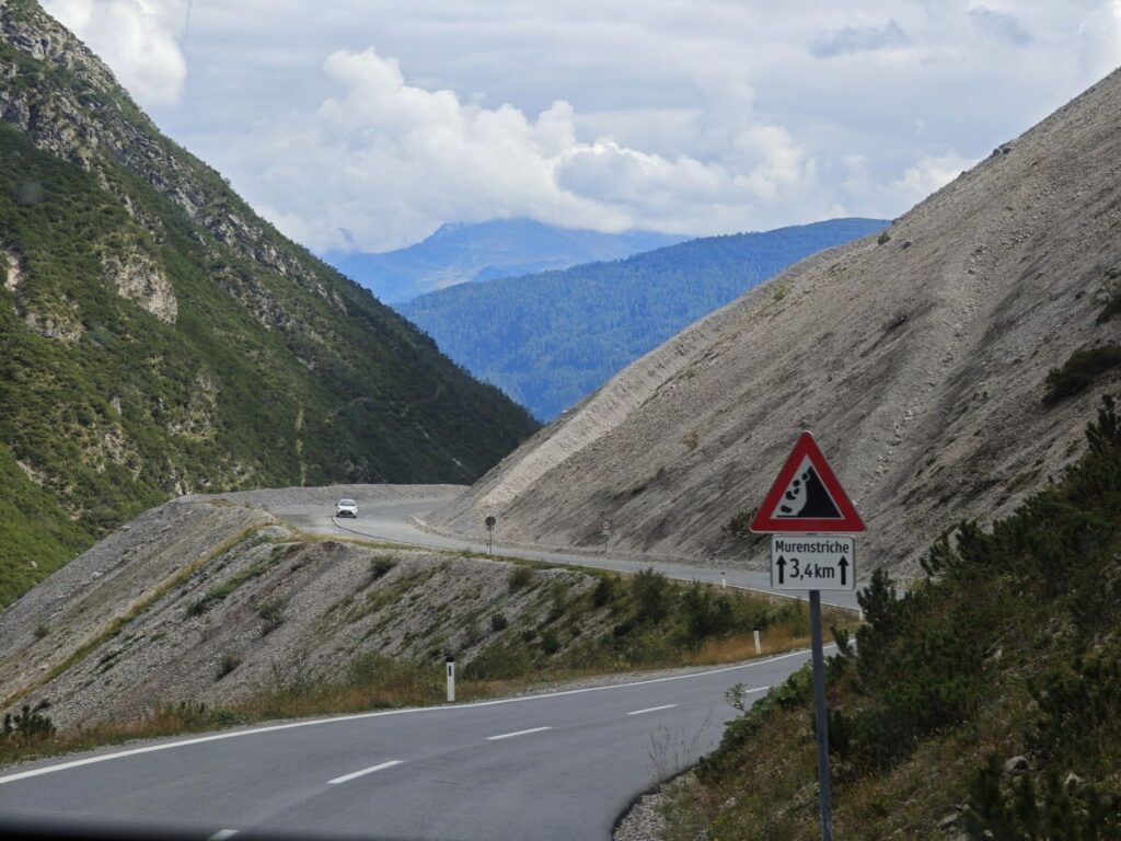 Viele Gefahren belasten das Hahntennjoch - oberhalb von Imst kommt es oft zu Murenabgängen des losen Gesteins