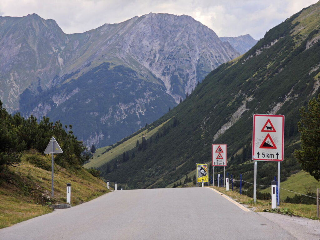 Die Hahntennjochstraße stellenweise sehr steil, bis zu 18,9%